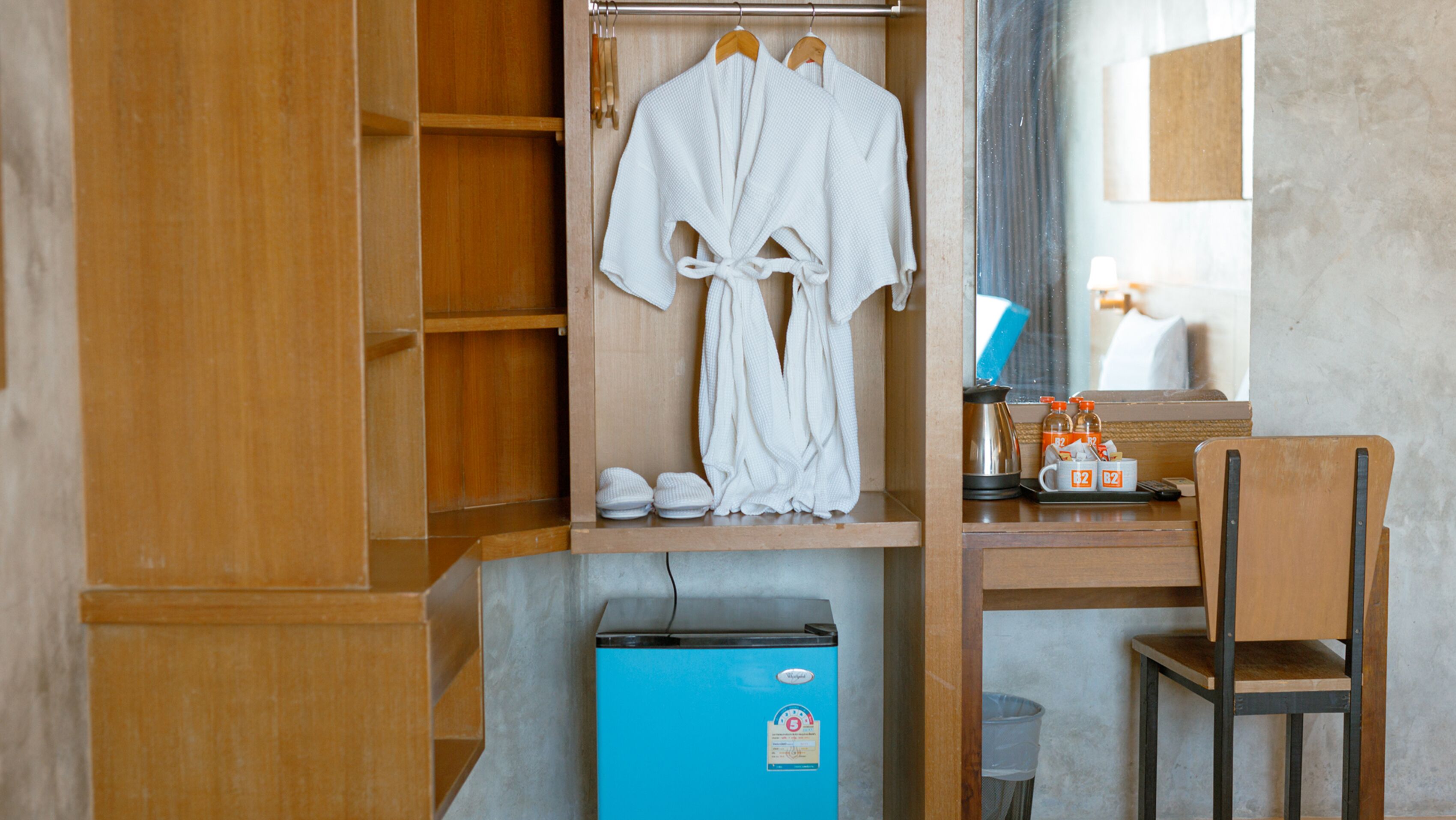 Skrivebord, blendingsgardiner, wi-fi (inkludert) og sengetøy