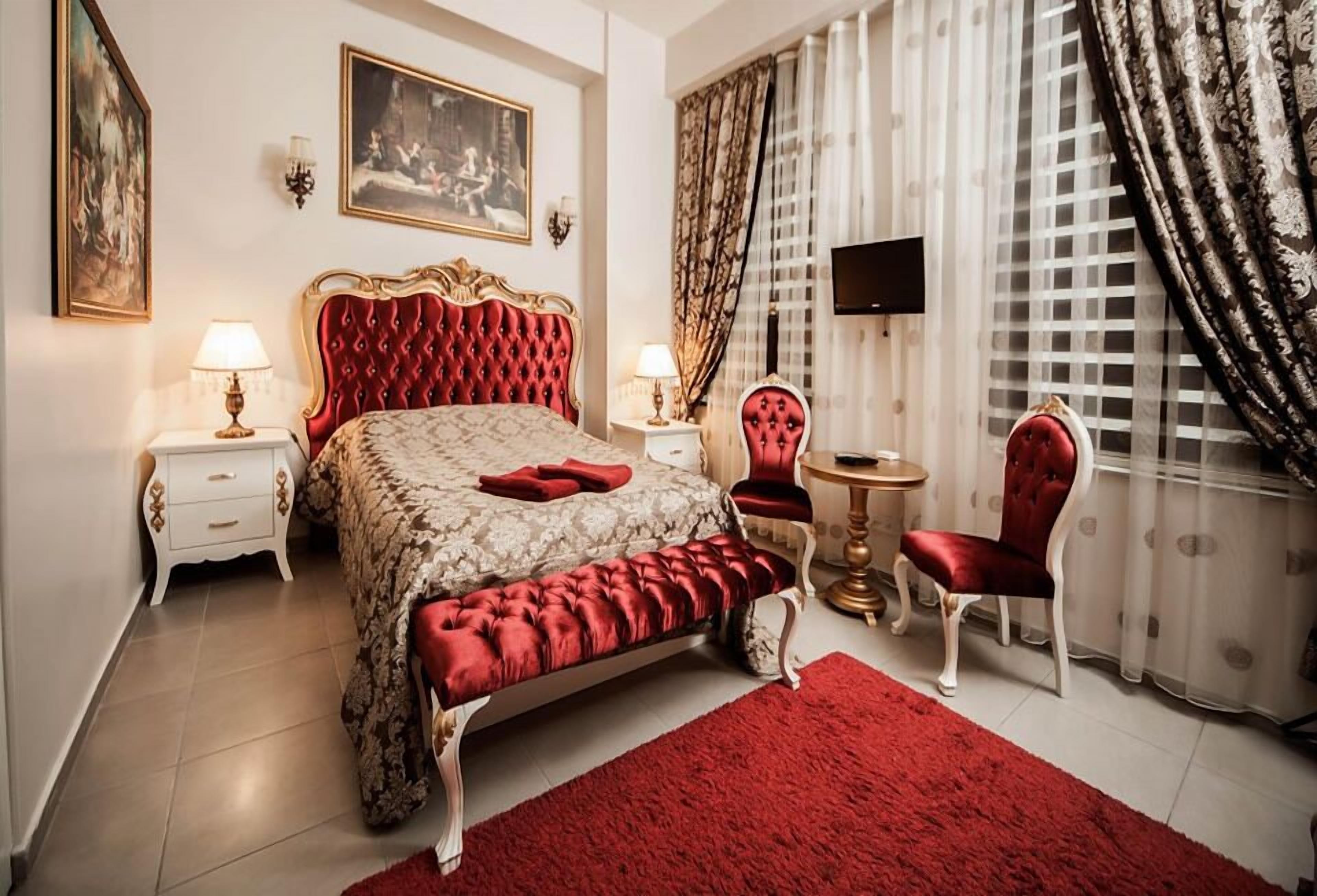 Minibar, in-room safe, desk, iron/ironing board