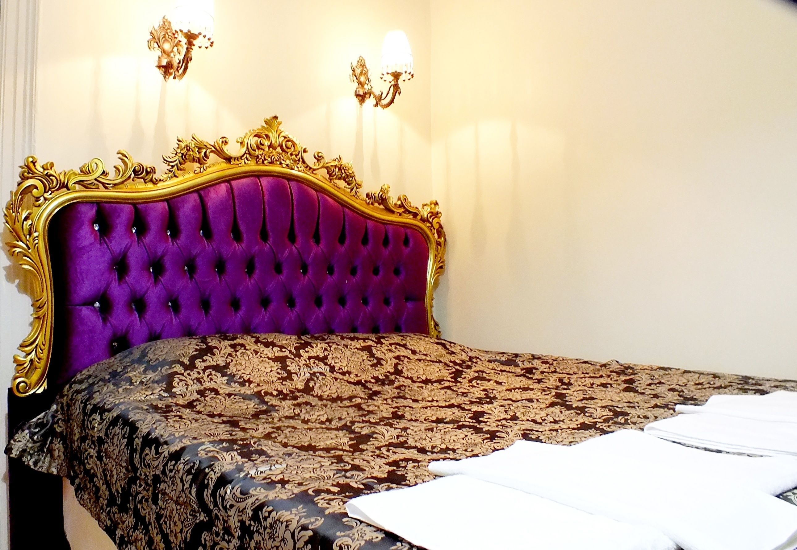 Minibar, in-room safe, desk, iron/ironing board