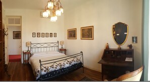 Ropa de cama de alta calidad y tabla de planchar con plancha 