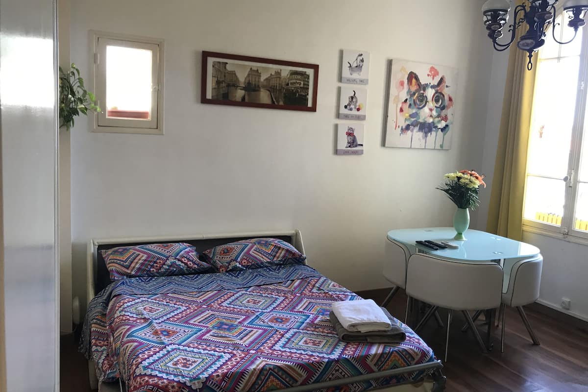 Elite Studio, Kitchen | Premium bedding, iron/ironing board, free WiFi