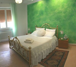 Habitación doble | Ropa de cama de alta calidad, escritorio y insonorización 