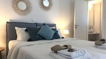 Studio, merinäköala (Blue 6) | Yksilöllisesti sisustettu, työpöytä, äänieristys, silitysrauta/-lauta