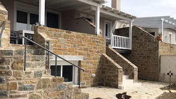 Villa, 2 Bedrooms (Blue 5) | Individually decorated, desk, soundproofing, iron/ironing board