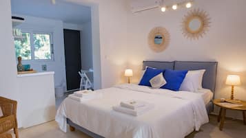 Studio, sjøutsikt (Blue 6) | Individuelt dekorert, skrivebord, lydisolert og strykejern/-brett