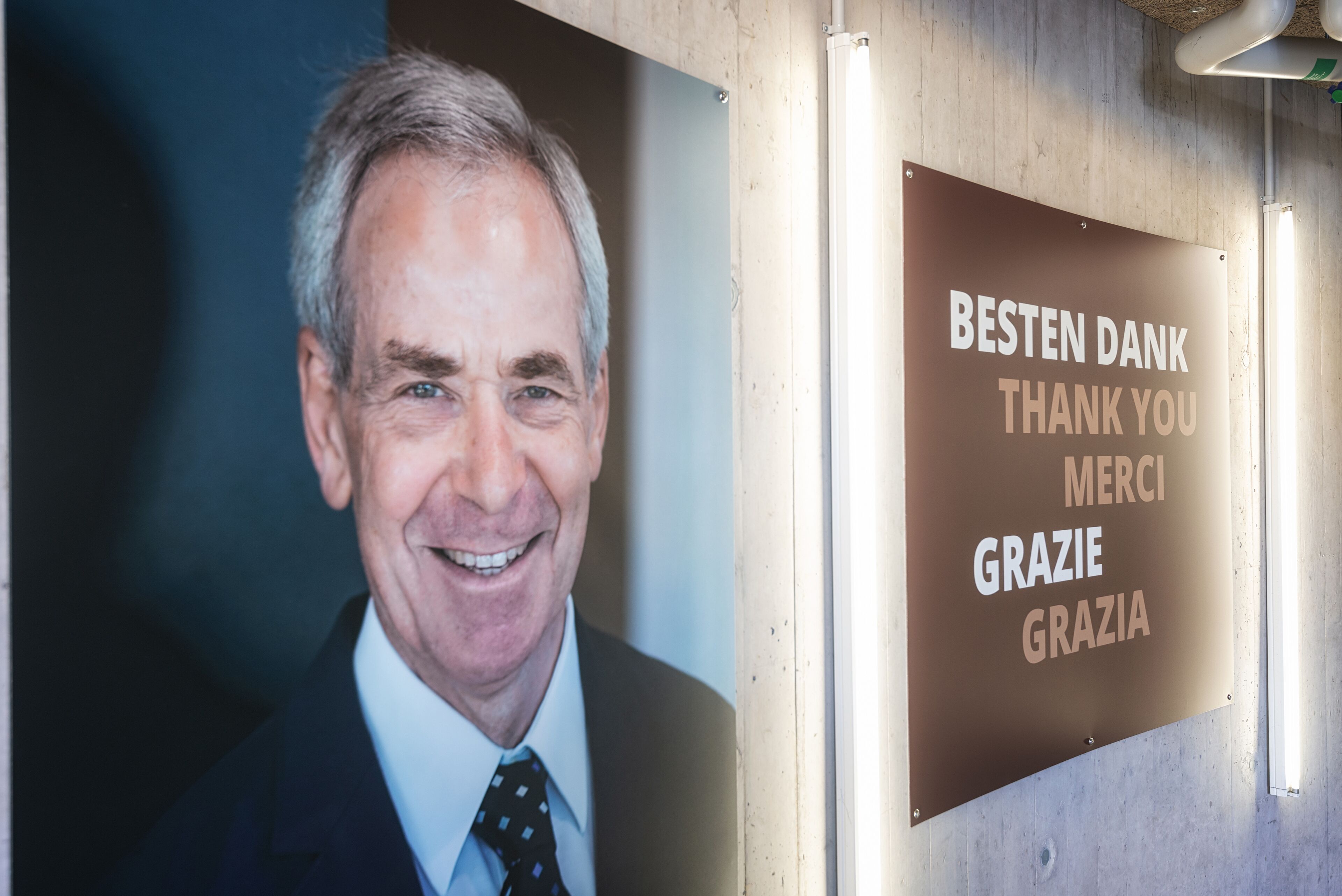 A sign with "BESTEN DANK THANK YOU MERCI GRAZIE GRAZIA" in multiple languages.