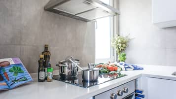 Panoramic Apartment, 2 Bedrooms, Kitchen | Private kitchen | Fridge, microwave, oven, stovetop