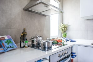パノラミック アパートメント 2 ベッドルーム キッチン | 専用キッチン | 冷蔵庫、電子レンジ、オーブン、コンロ
