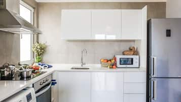 Panoramic Apartment, 2 Bedrooms, Kitchen | Private kitchen | Fridge, microwave, oven, stovetop
