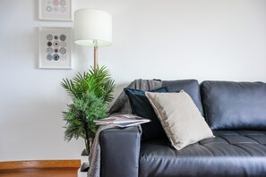 Panoramic Apartment, 2 Bedrooms, Kitchen | Living area | LCD TV, toys, books - Trendy Apartments (Funchal)