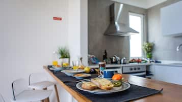 Panoramic Apartment, 2 Bedrooms, Kitchen | Private kitchen | Fridge, microwave, oven, stovetop