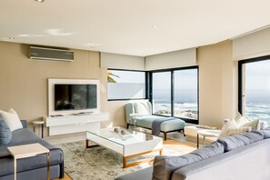 Luxury-Apartment, 3 Schlafzimmer, Meerblick, Meerseite | Wohnbereich | 43-Zoll-Flachbildfernseher mit Digitalempfang