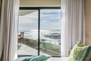 Caja de seguridad en la habitación y tabla de planchar con plancha