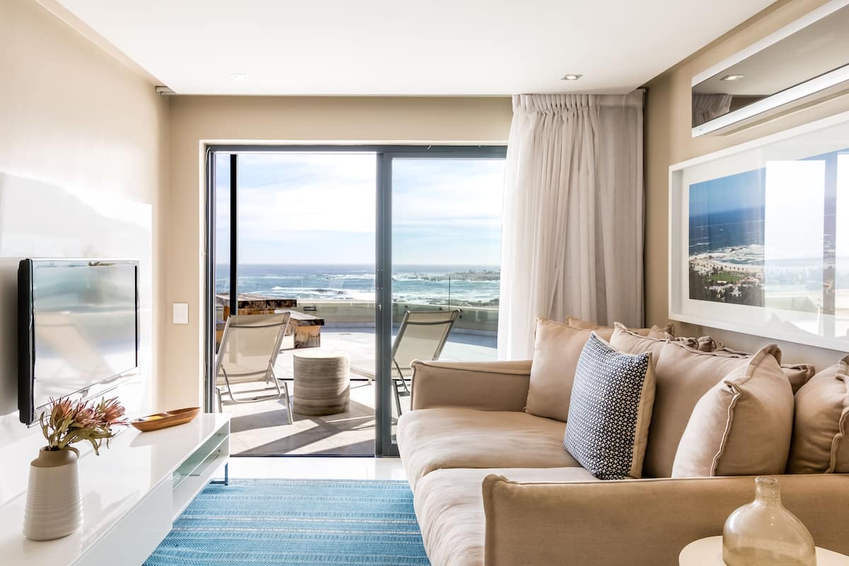 Penthouse de lujo, 1 habitación, vista al océano, frente al mar | Sala de estar | Televisión de pantalla plana de 43 pulgadas con canales digitales 