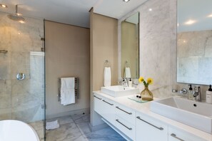 Apartamento premier, 3 quartos, vista para o oceano, de frente para o mar | Banheiro | Produtos de toalete grátis, secador de cabelo (mediante solicitação)