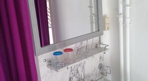Ducha, artículos de higiene personal gratuitos y toallas