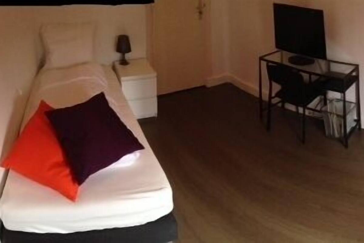 Habitación individual | Ropa de cama de alta calidad, escritorio, wifi gratis