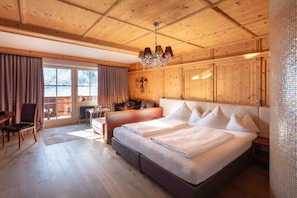 Hochwertige Bettwaren, Minibar, Zimmersafe, Schreibtisch