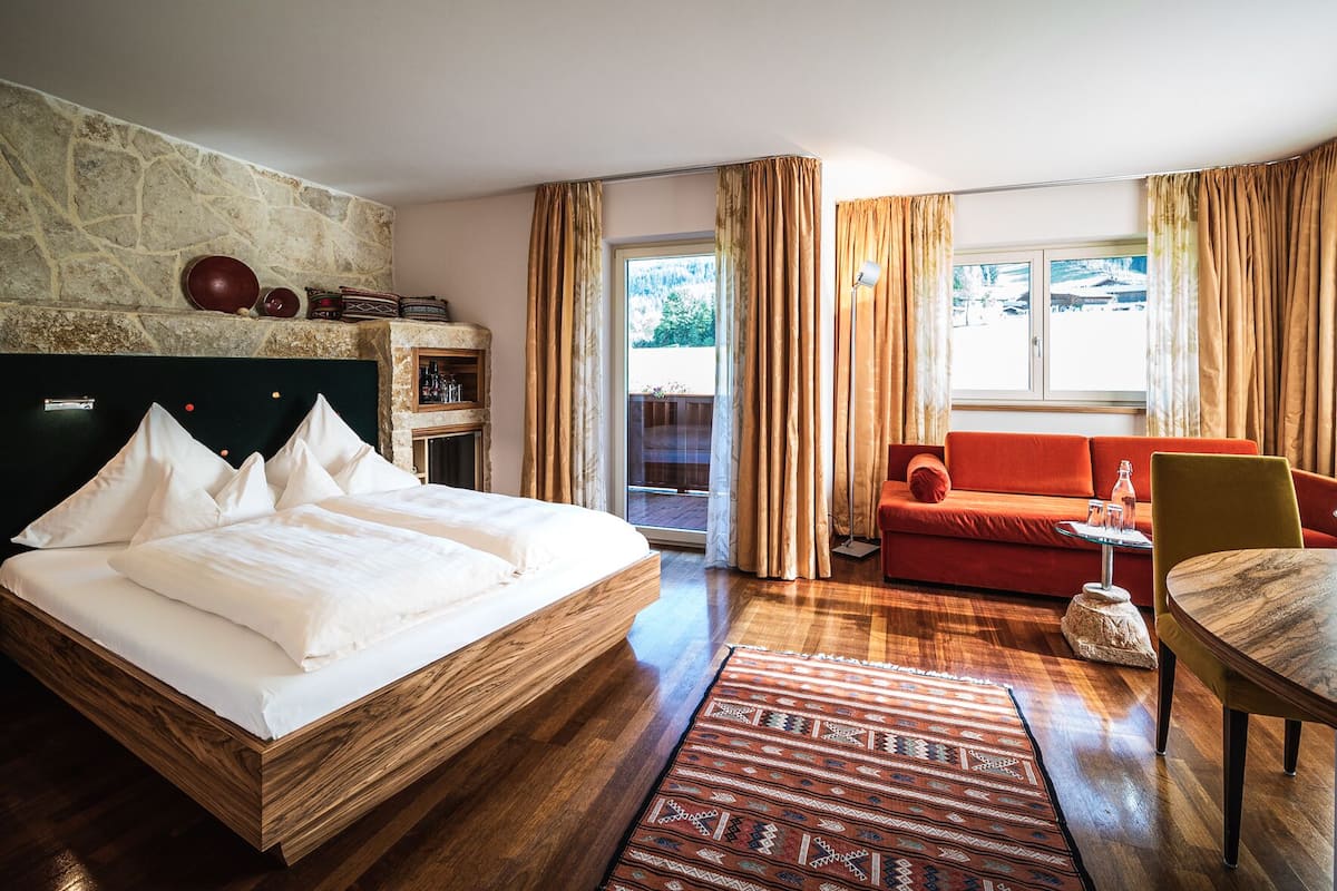 Superior Single Room, 1 Queen Bed, Balcony, Mountain View | Premium bedding, minibar, in-room safe, desk