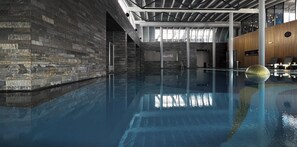 室內游泳池和室外游泳池，提供泳池遮陽傘和日光浴躺椅