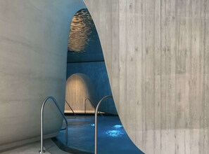 Piscina interna, piscina externa, guarda-sóis, espreguiçadeiras