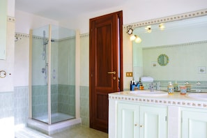 Deluxe Double Room, 1 Bedroom, Terrace, Ocean View | Bathroom | Shower, rainfall showerhead, free toiletries, hair dryer - B&B Sedici Pini (Pomezia)