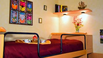 Quarto triplo conforto, 1 quarto, sacada, vista para o jardim | Individualmente decorados, escrivaninha, ferros/tábuas de passar roupa