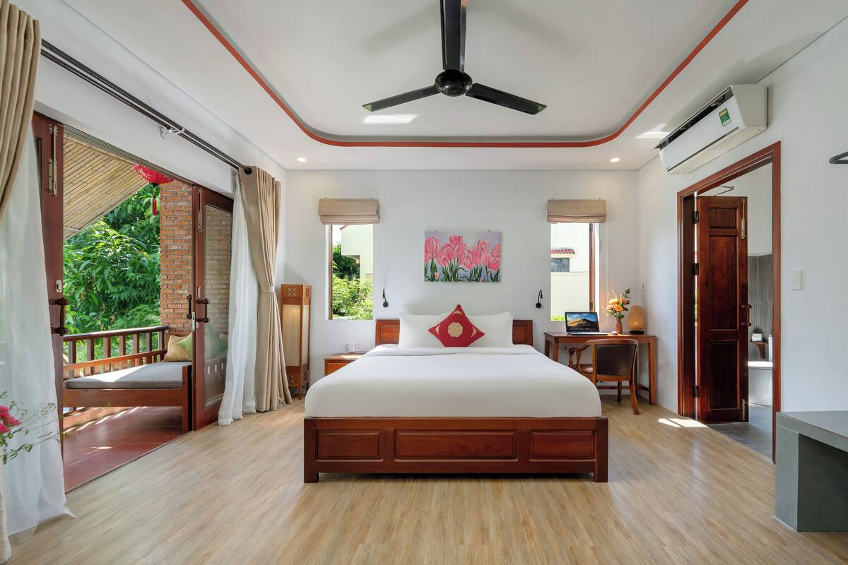 Tulip Room (First Floor) | Minibar, in-room safe, desk, soundproofing