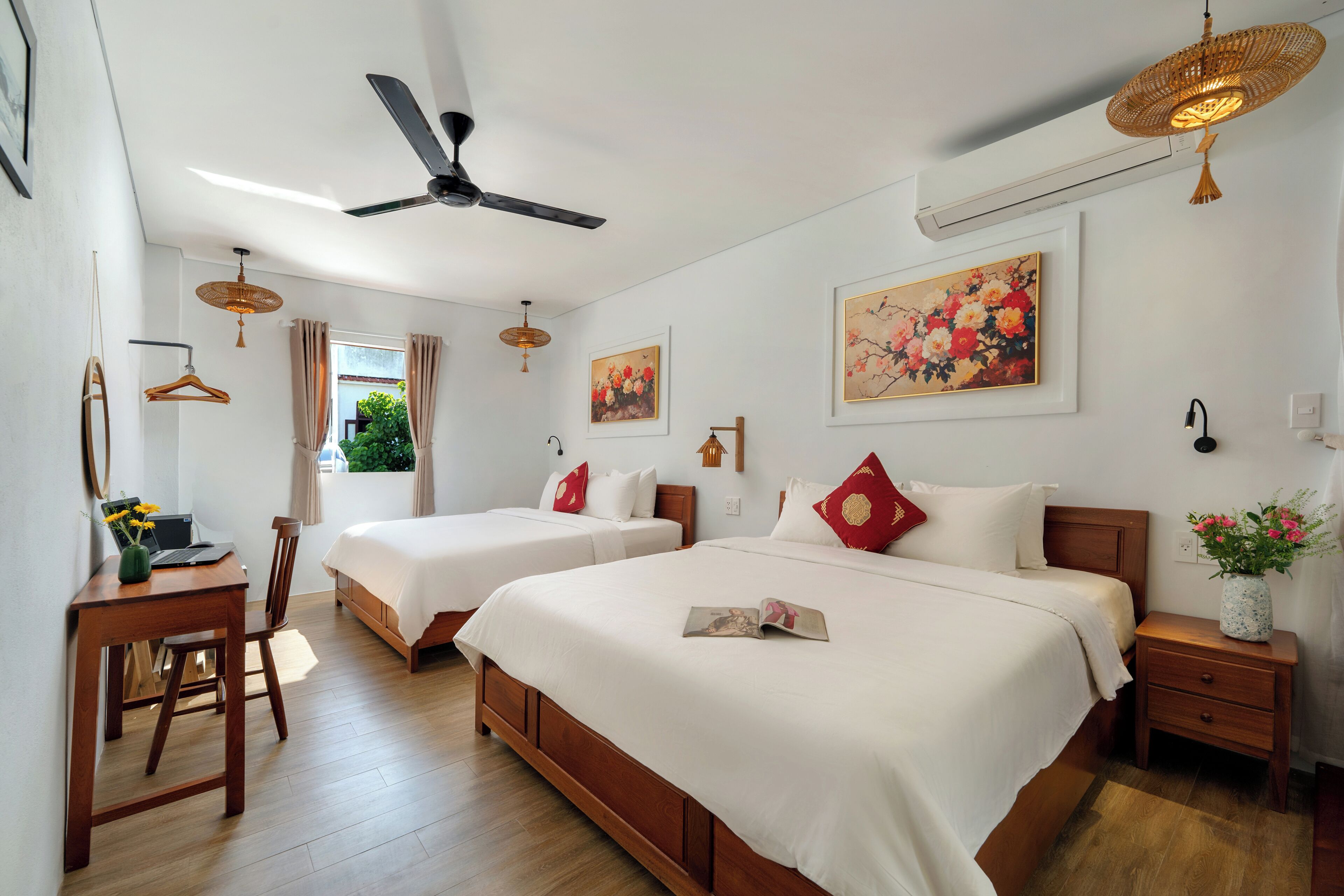 Firemannsrom – familie (Peony) | Minibar, safe på rommet, skrivebord og skrivebord for bærbar PC