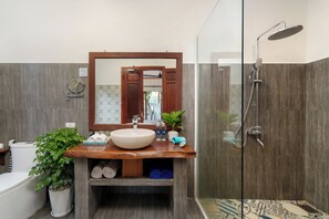 Lily Room | Bathroom | Rainfall showerhead, free toiletries, hair dryer, slippers - Red Flower Cottages Homestay (Da Nang)
