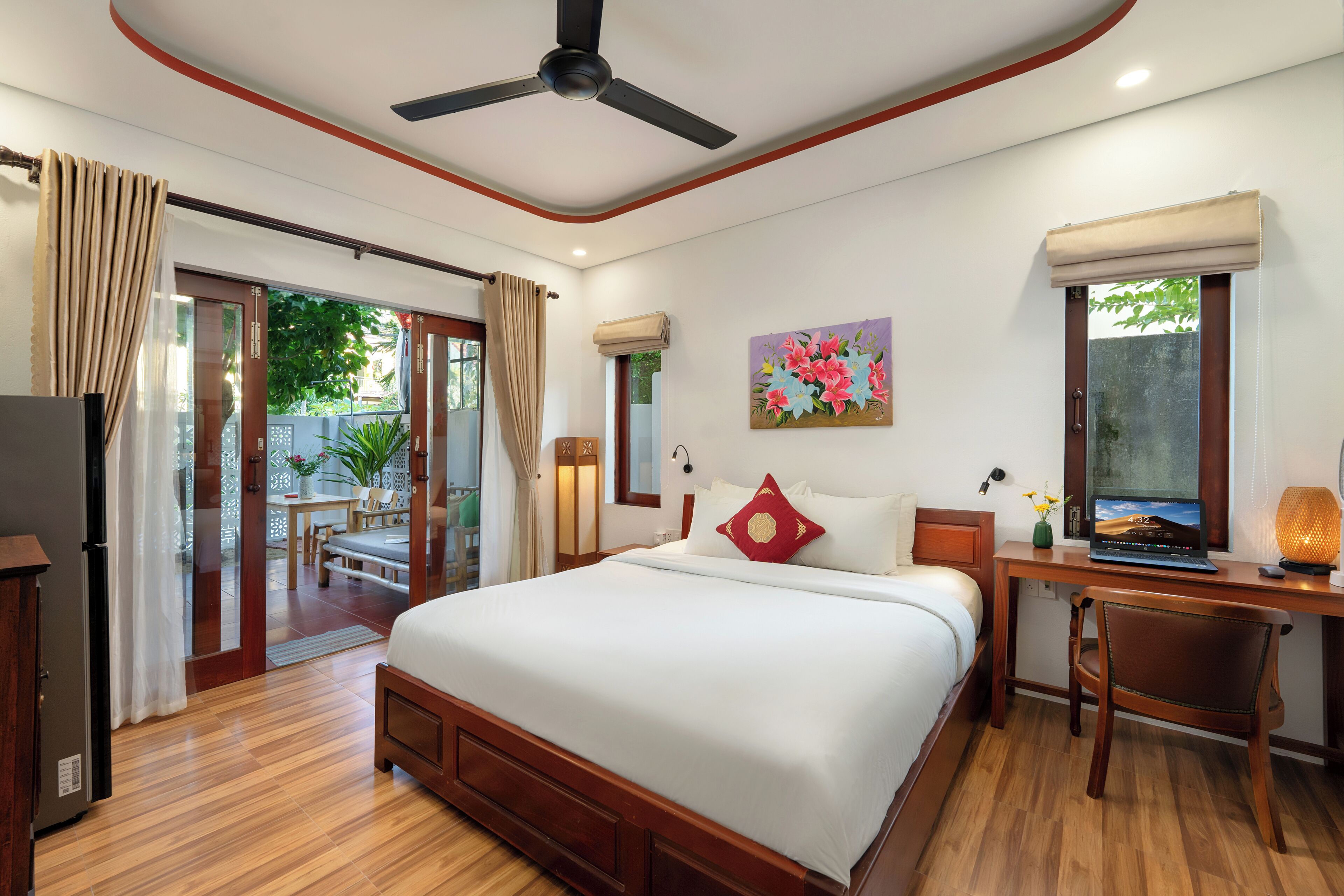 Lily Room | Minibar, safe på rommet, skrivebord og skrivebord for bærbar PC