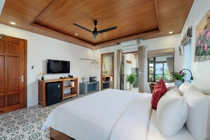 Minibar, in-room safe, desk, laptop workspace - Red Flower Cottages Homestay (Da Nang)