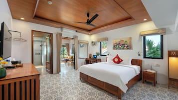 Rose Room | Minibar, in-room safe, desk, laptop workspace