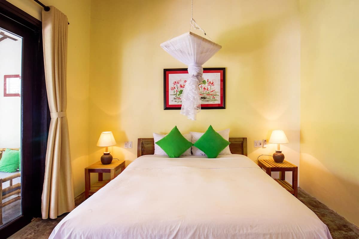 Lotus Room | Minibar, in-room safe, desk, soundproofing