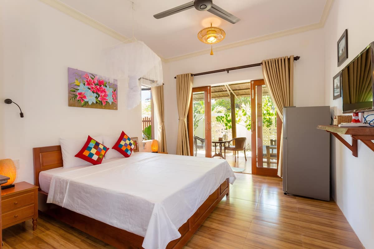 Lily Room | Minibar, in-room safe, desk, soundproofing