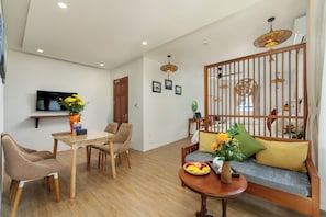 Minibar, in-room safe, desk, laptop workspace - Red Flower Cottages Homestay (Da Nang)