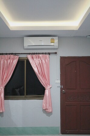 Chambre Double | Salle de bain | Douche, articles de toilette gratuits, serviettes fournies