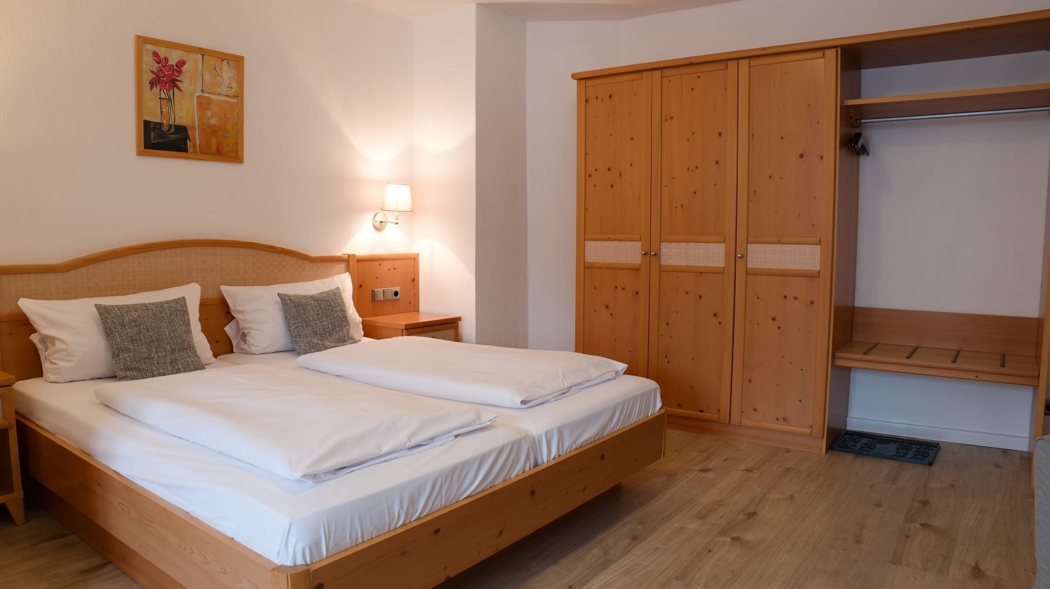 Comfort-Dreibettzimmer, eigenes Bad | Kostenlose Babybetten, kostenloses WLAN, Bettwäsche