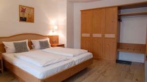 Comfort-Dreibettzimmer, eigenes Bad | Kostenlose Babybetten, kostenloses WLAN, Bettwäsche