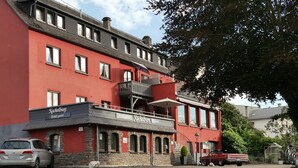 A red building with a sign reading 'Hotel Kachelburg.' - Hotel Kachelburg (Dieblich)