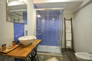 Casa, 2 quartos, cozinha americana, no pátio (Casa da Tia) | Banheiro | Chuveiro, produtos de toalete grátis, secador de cabelo 