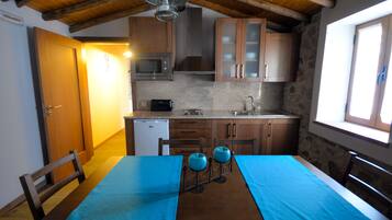 Casa, 2 habitaciones, cocina básica, en la zona del patio (Casa da Tia) | Cocina básica privada | Frigorífico, microondas, cafetera o tetera y hervidor eléctrico