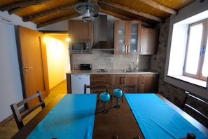 Casa, 2 quartos, cozinha americana, no pátio (Casa da Tia) | Cozinha americana privada | Geladeira, micro-ondas, cafeteira/chaleira, chaleira elétrica