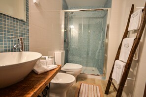 Casa, 2 habitaciones, cocineta (Casa da Avó) | Baño | Regadera, amenidades de baño gratuitas, secadora de cabello, toallas 