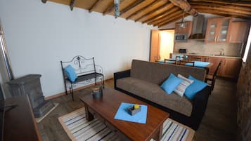 Casa, 2 habitaciones, cocina básica, en la zona del patio (Casa da Tia) | Zona de estar | Una televisión LCD