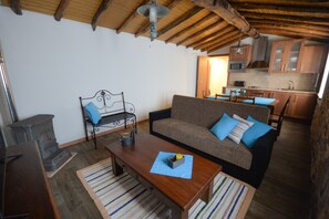 Casa, 2 quartos, cozinha americana, no pátio (Casa da Tia) | Área de estar | TV LCD