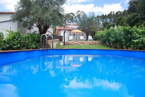 Ulkouima-allas, aurinkotuoleja