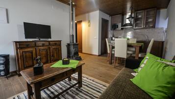 House, 1 Bedroom, Kitchenette, Courtyard View (Casa do Forno) | Living area | LCD TV
