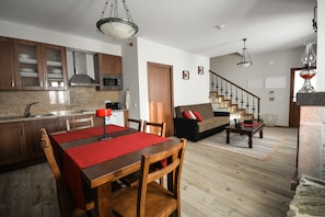 Casa, 2 quartos, cozinha americana (Casa da Avó) | Cozinha americana privada | Geladeira, micro-ondas, cafeteira/chaleira, chaleira elétrica
