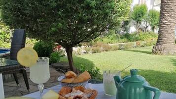 Sarapan prasmanan setiap hari (EUR 5 per orang)